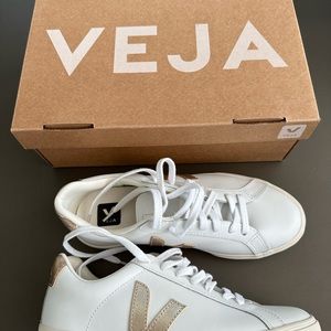 VEJA Esplar Logo Leather Extra White Platine Gold New in Box  EUR 39 US 8